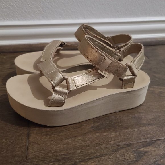 Teva Flatform Metallic Champagne Leather Sandals Size 8 - Picture 5 of 7